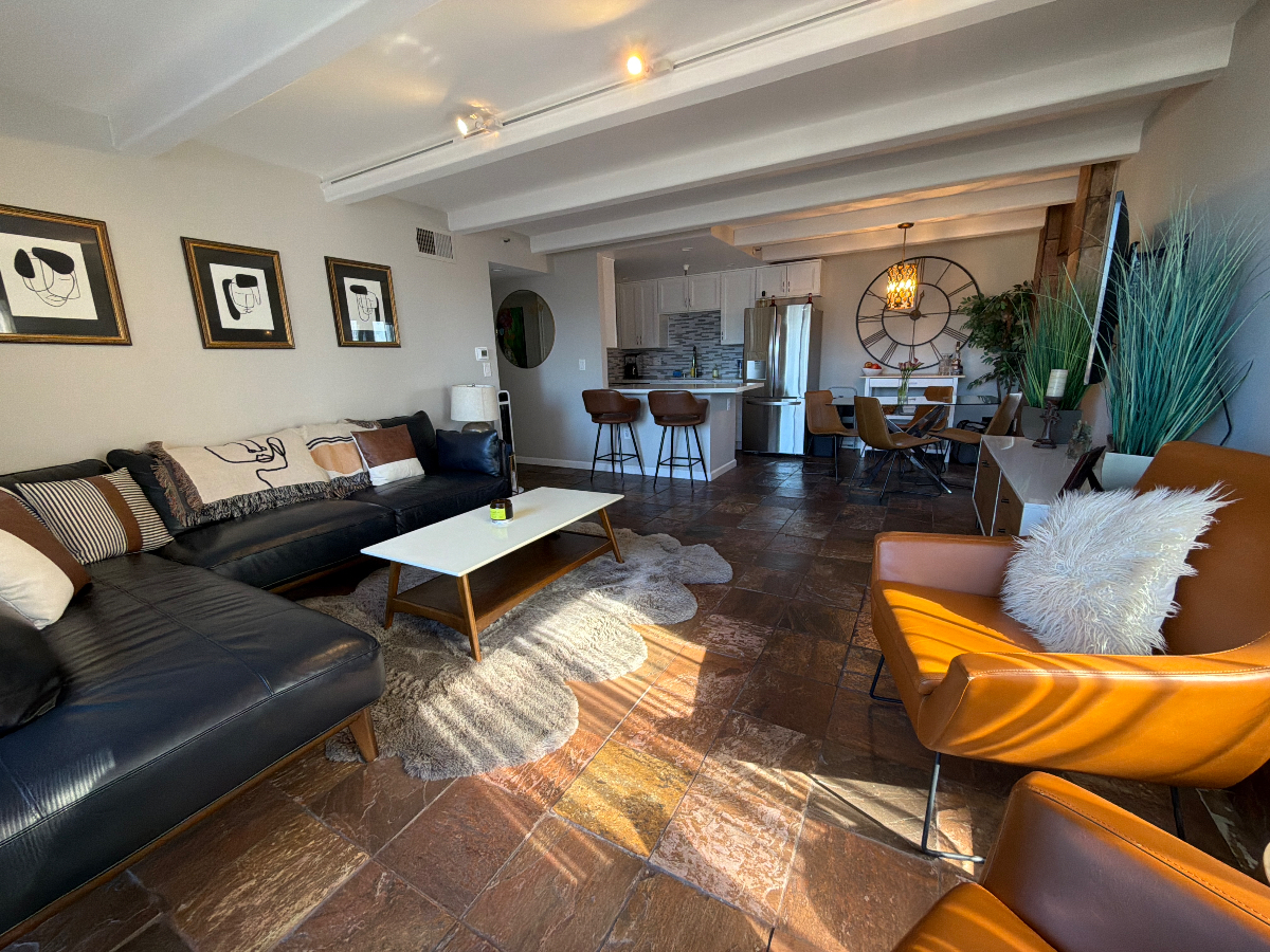 Downtown- Spacious Bright Condo in Ideal Location