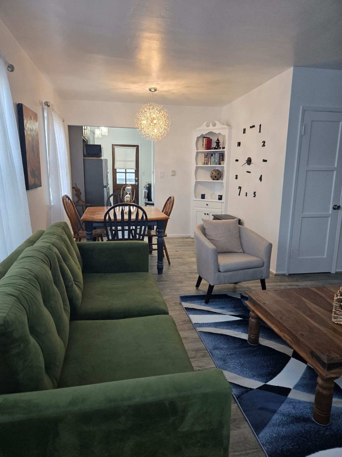 Beautiful, Spacious home in a quiet, central location - Photo 2