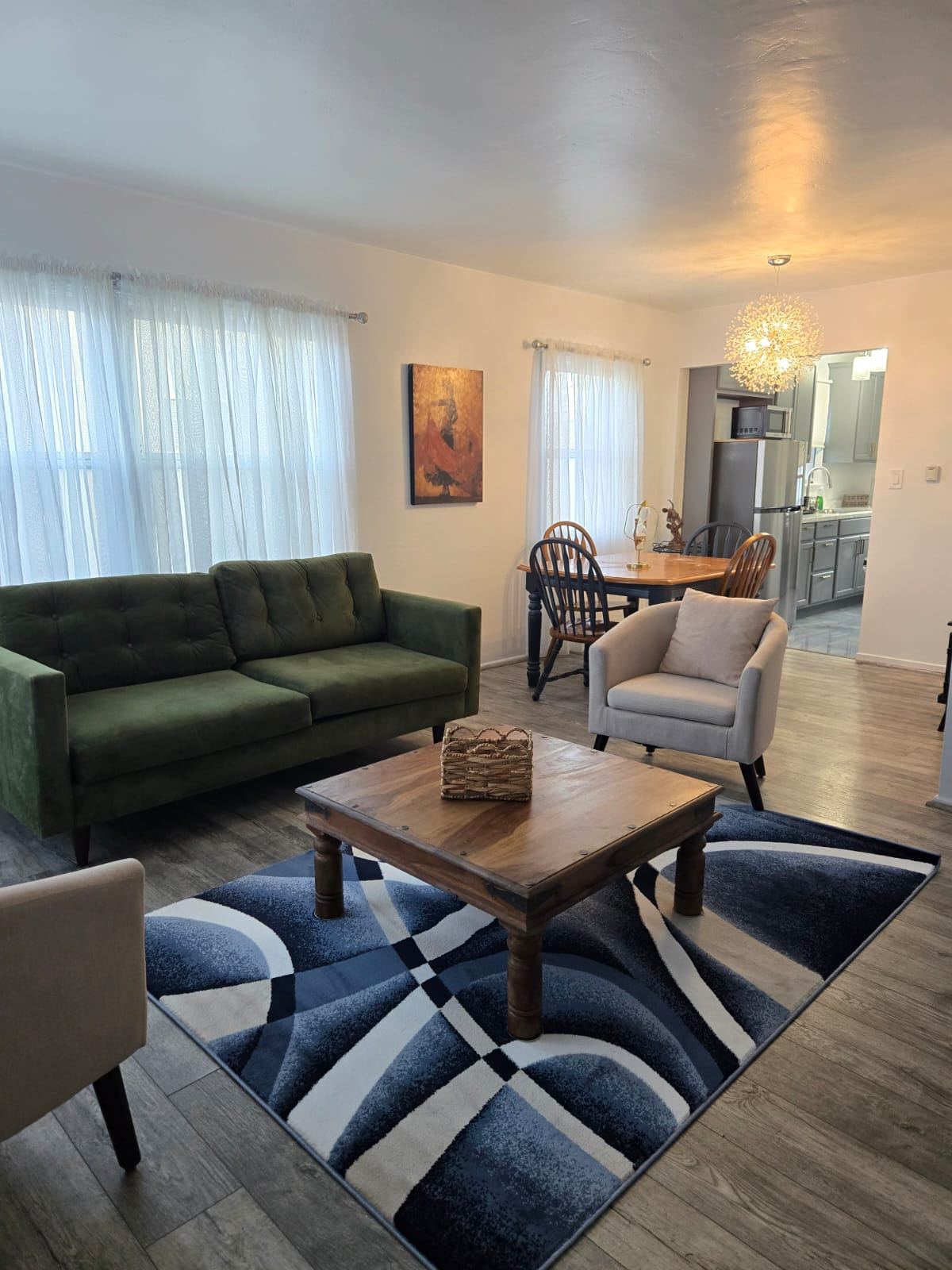 Beautiful, Spacious home in a quiet, central location - Photo 1