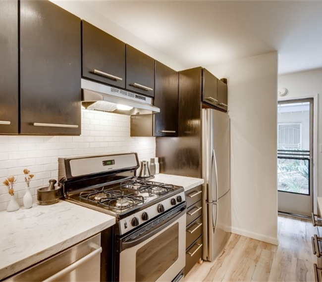 Sleek 1 BR Condo in Charming Mission Hills - Photo 2