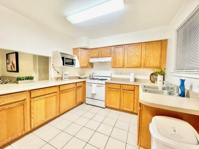 Lovely  Charming 3BD Home in a Prized Location - Photo 9