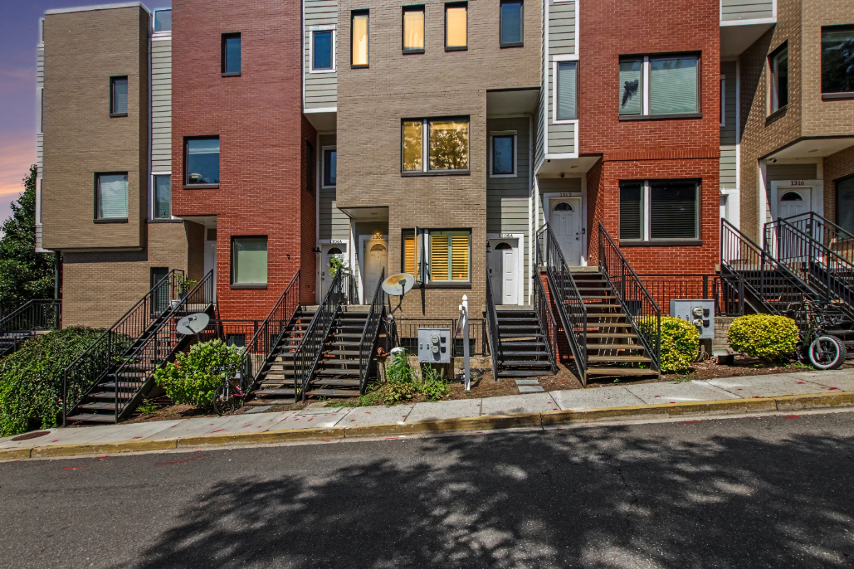 Boutique Style Home w/Rooftop and Breathtaking Views - Photo 2