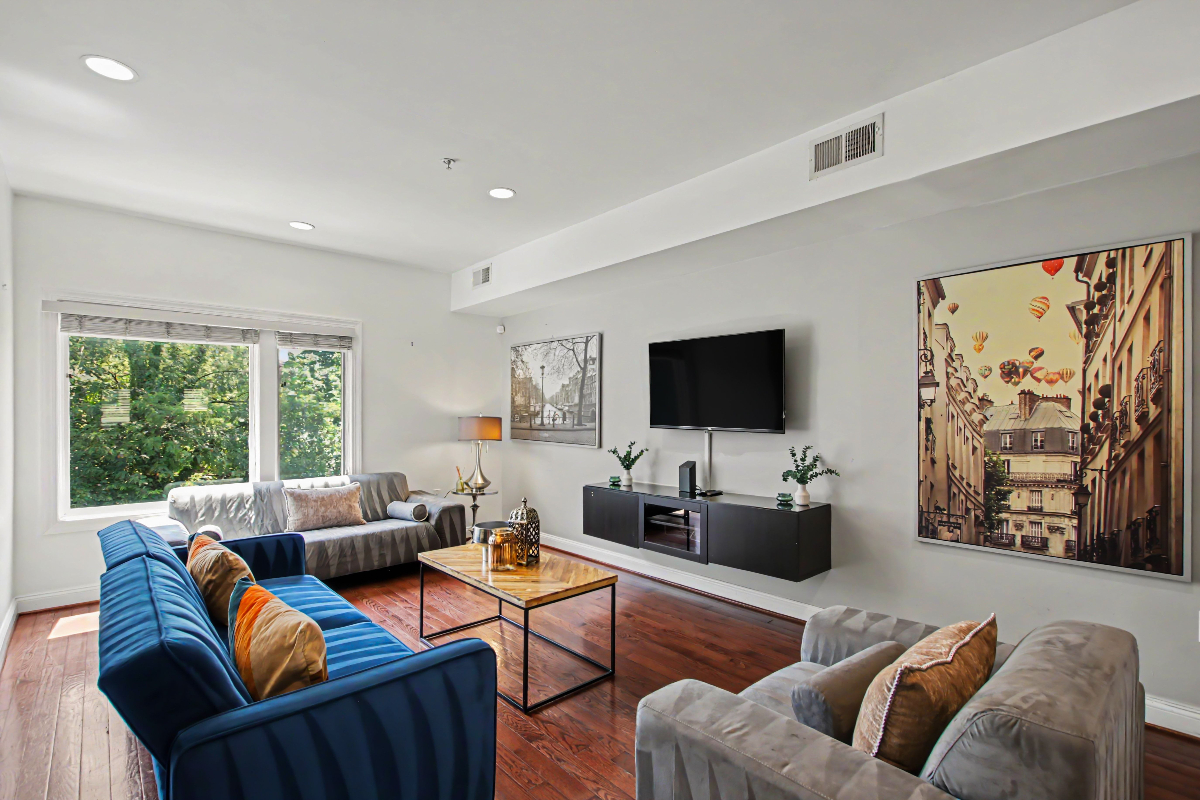 Boutique Style Home w/Rooftop and Breathtaking Views - Photo 4