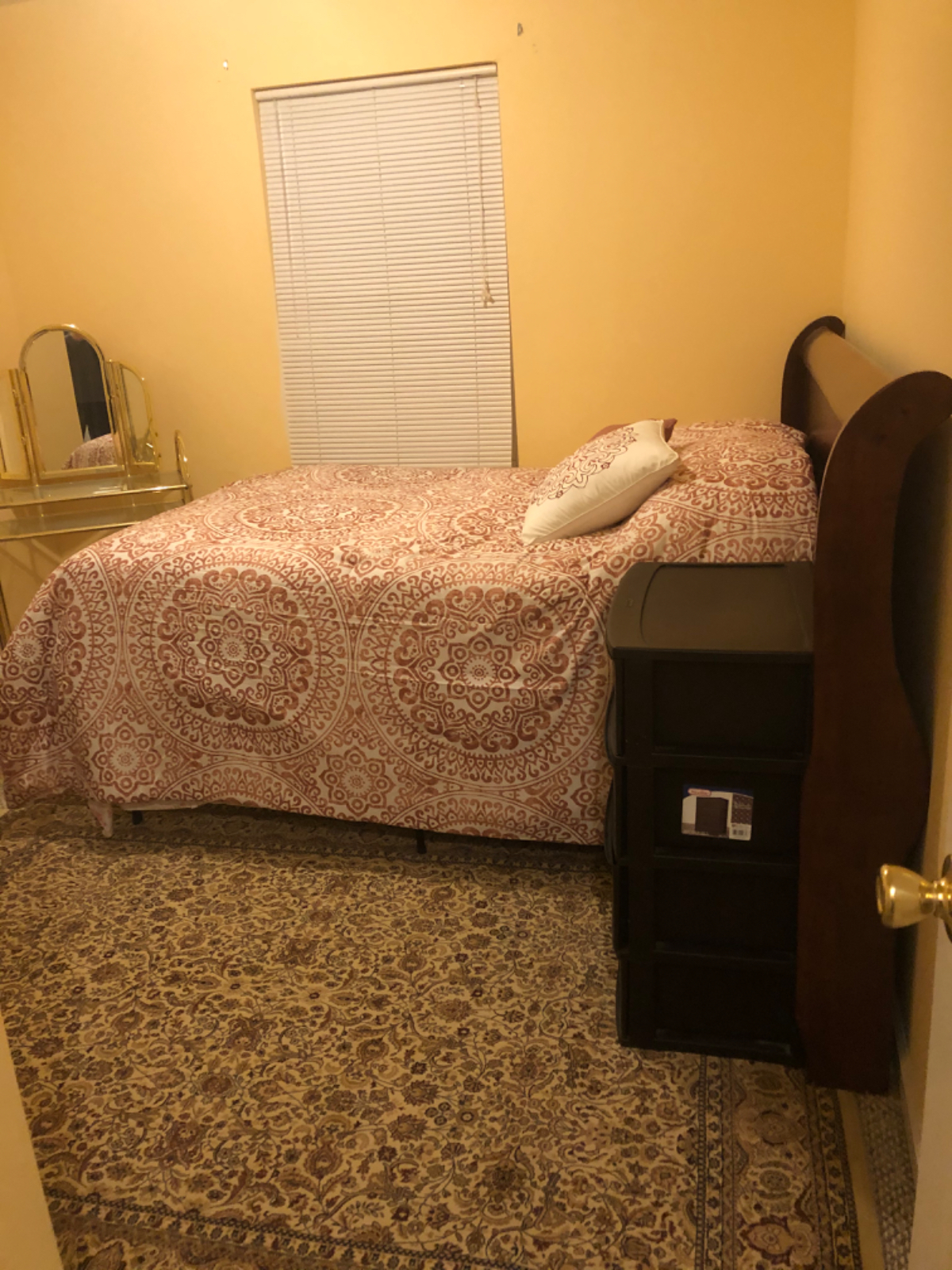 furnished private room from a 6b/4b townhouse - Photo 1