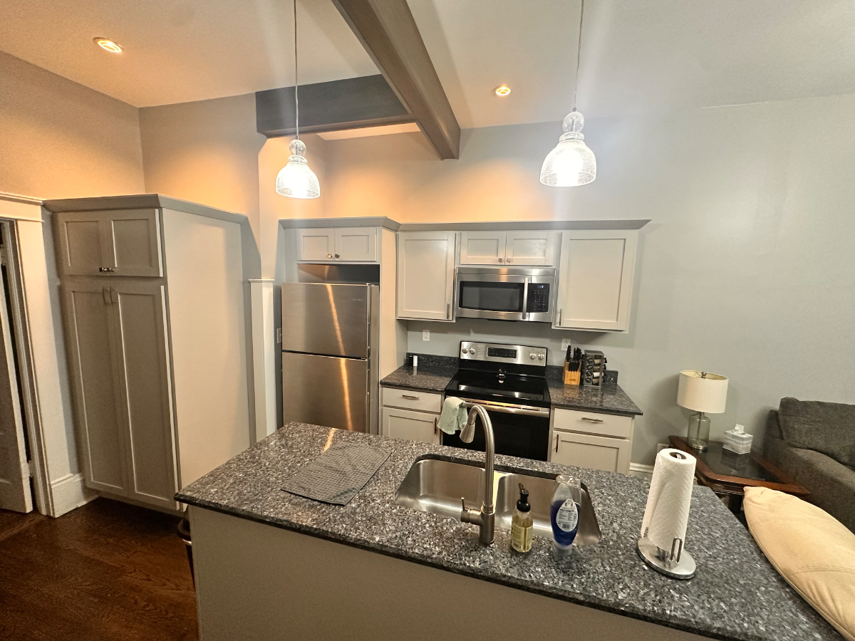 1576 Lee St E Apt B - 1 bed 1 bath first floor apartment, dedicated W/D, off-street parking, all-inc - Photo 7