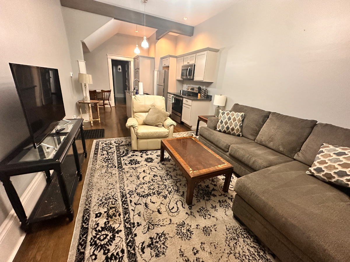 1576 Lee St E Apt B - 1 bed 1 bath first floor apartment, dedicated W/D, off-street parking, all-inc - Photo 10