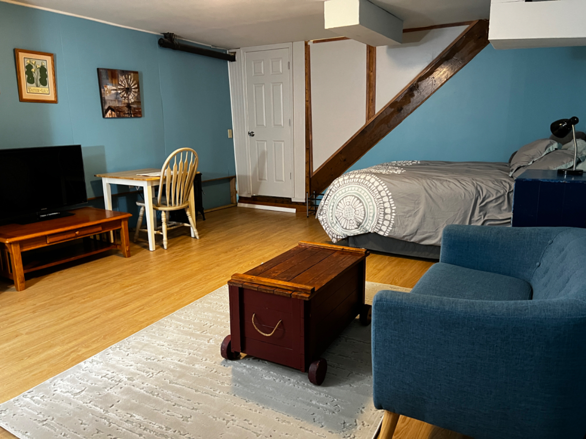 Spacious private room in quiet suburban... - Photo 1