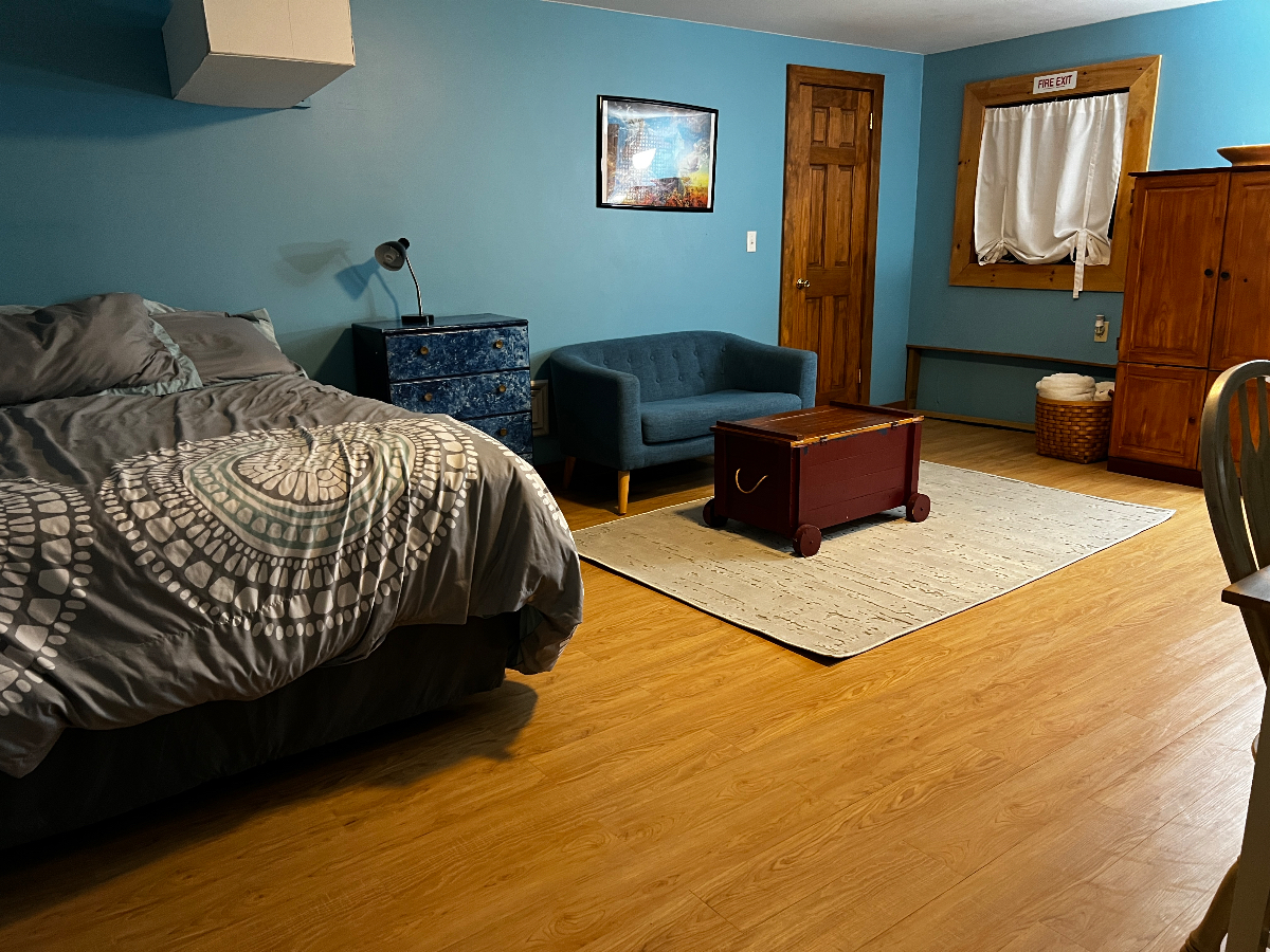 Spacious private room in quiet suburban... - Photo 2