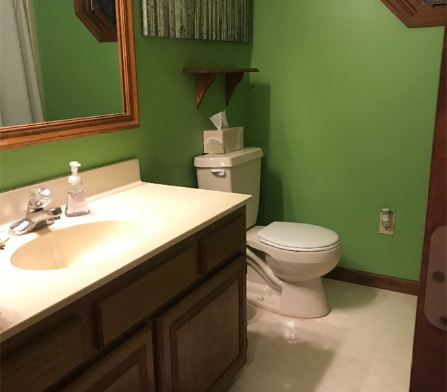 Spacious private room in quiet suburban... - Photo 5