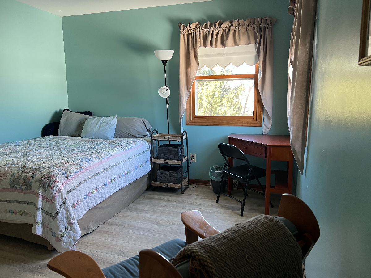 Spacious private room in quiet suburban... - Photo 3
