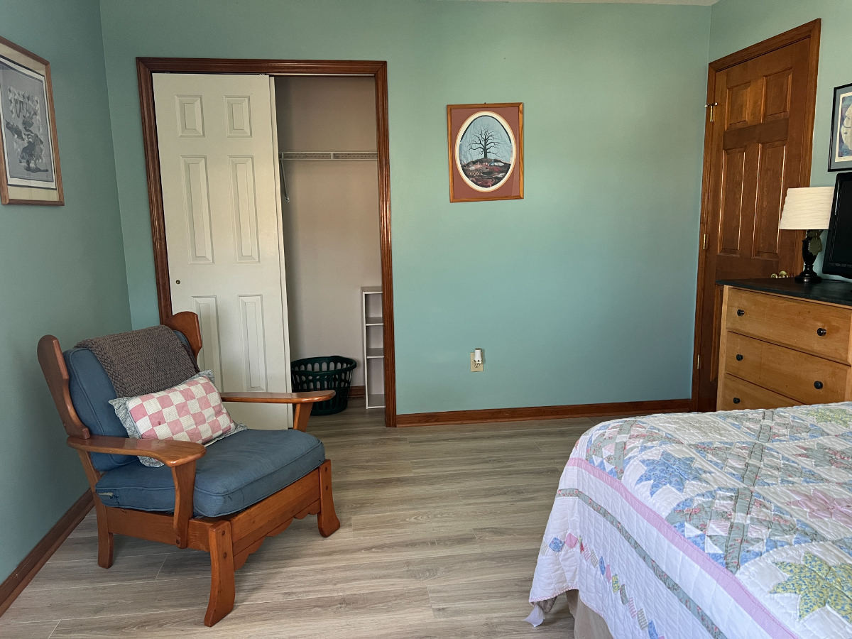 Spacious private room in quiet suburban... - Photo 4