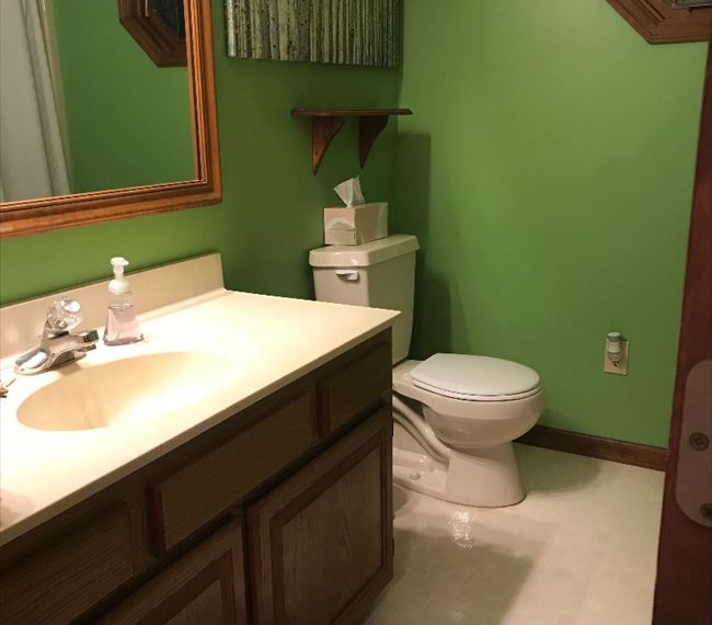 Spacious private room in quiet suburban... - Photo 6