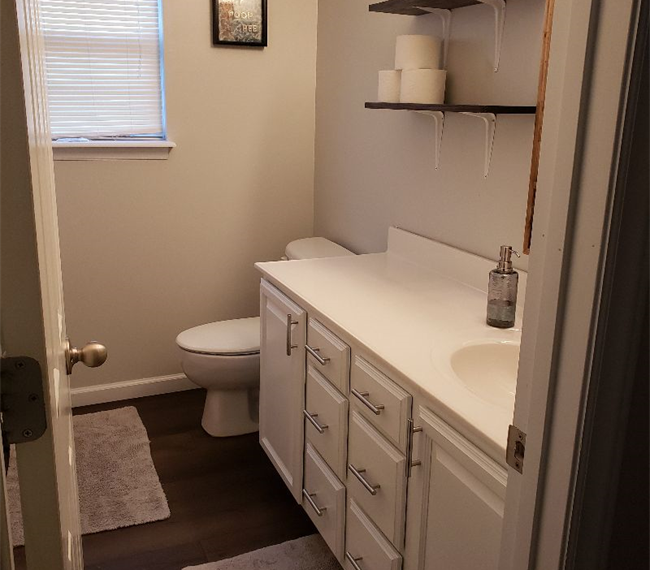 Private room just minutes from ECU Health Medical Center - Photo 3