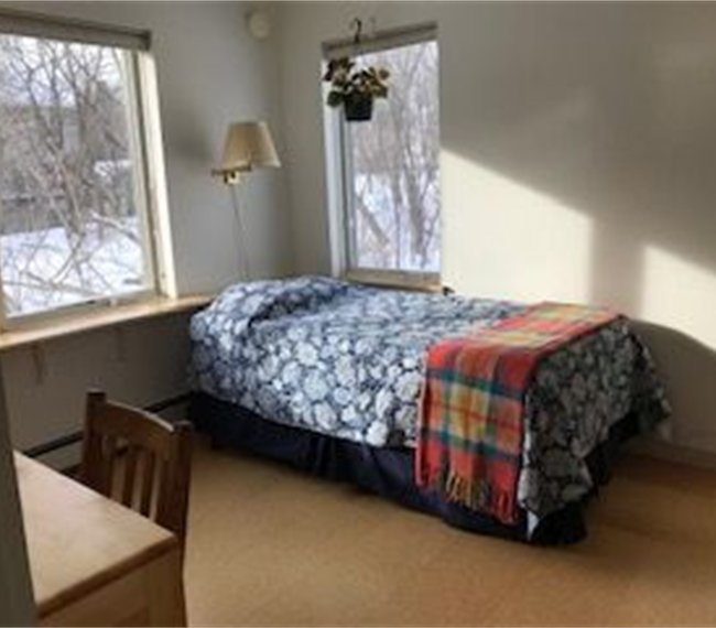 Cozy room across the street from Hospital - Photo 3