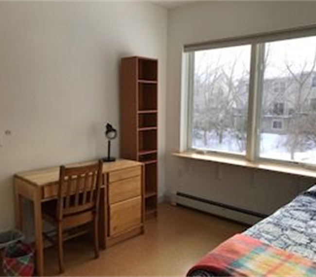 Cozy room across the street from Hospital - Photo 2