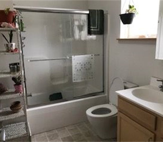 Cozy room across the street from Hospital - Photo 4
