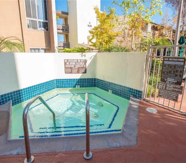 OASIS RETREAT 1Bed/1Bath Condo in Mission Valley, Free Parking, Pool & Hot tub, Full Kitchen, Bathtub - Photo 3