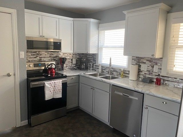 Totally Remodeled, Newly Furnished 3bd Bungalow near hospital - Photo 8