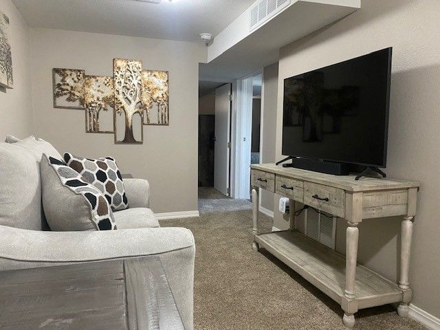 Totally Remodeled, Newly Furnished 3bd Bungalow near hospital - Photo 2