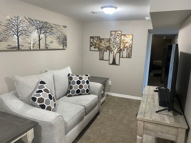 Totally Remodeled, Newly Furnished 3bd Bungalow near hospital - Photo 1