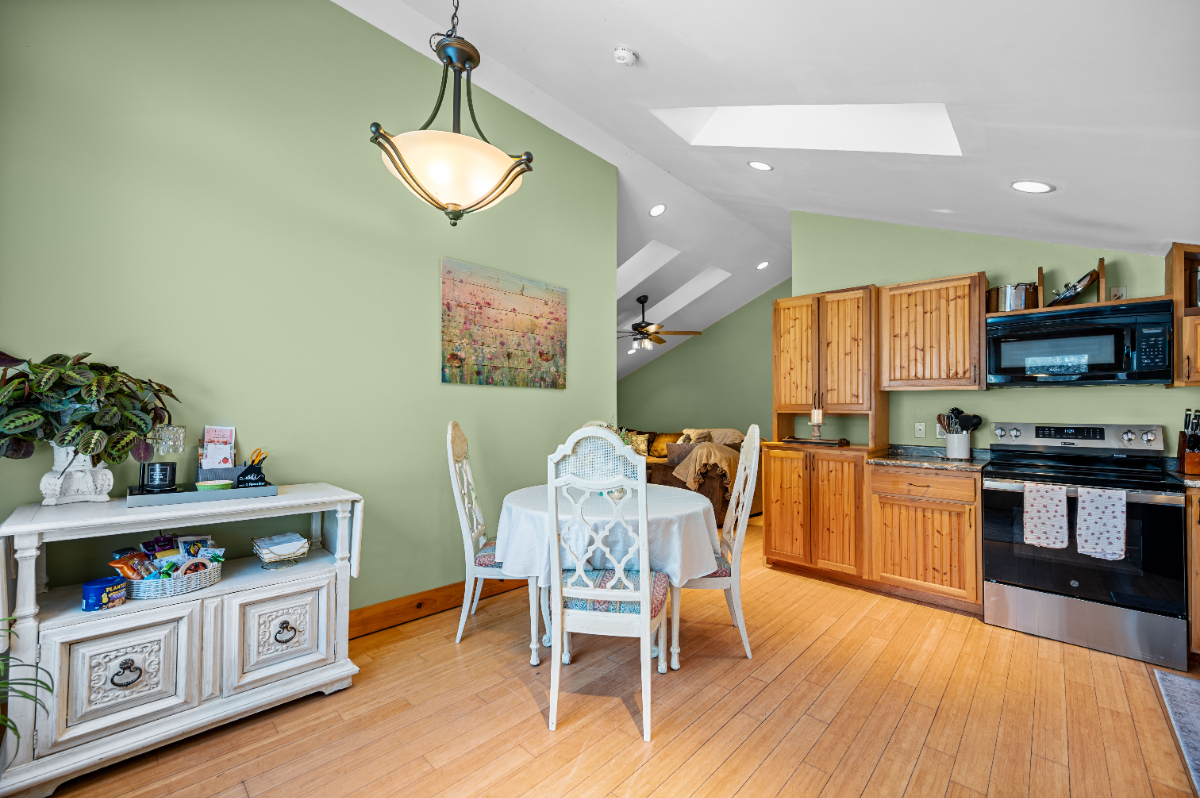Charming apartment in a beautiful country living setting! - Photo 6
