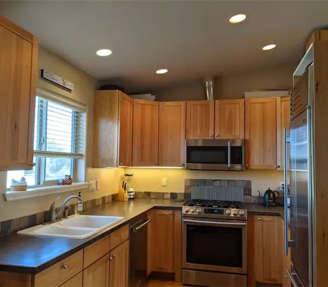 Bend Hideaway 2 bedroom 1 bath on 1.6 acres 0.5 miles to 10 Barrel Brewery - Photo 3