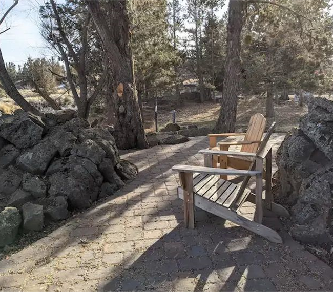 Bend Hideaway 2 bedroom 1 bath on 1.6 acres 0.5 miles to 10 Barrel Brewery - Photo 2