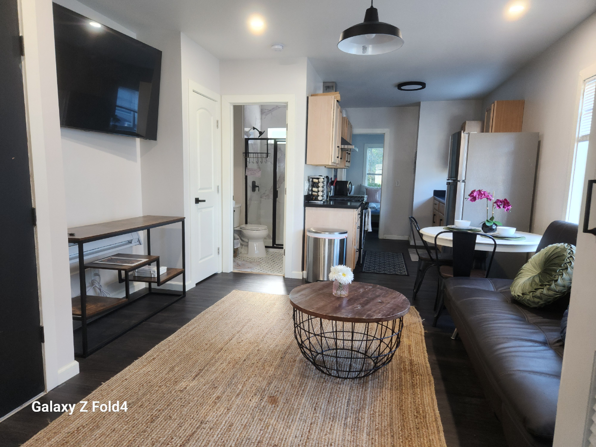 PERFECT 2 BEDROOM - WALK TO U.C., RESTAURANTS