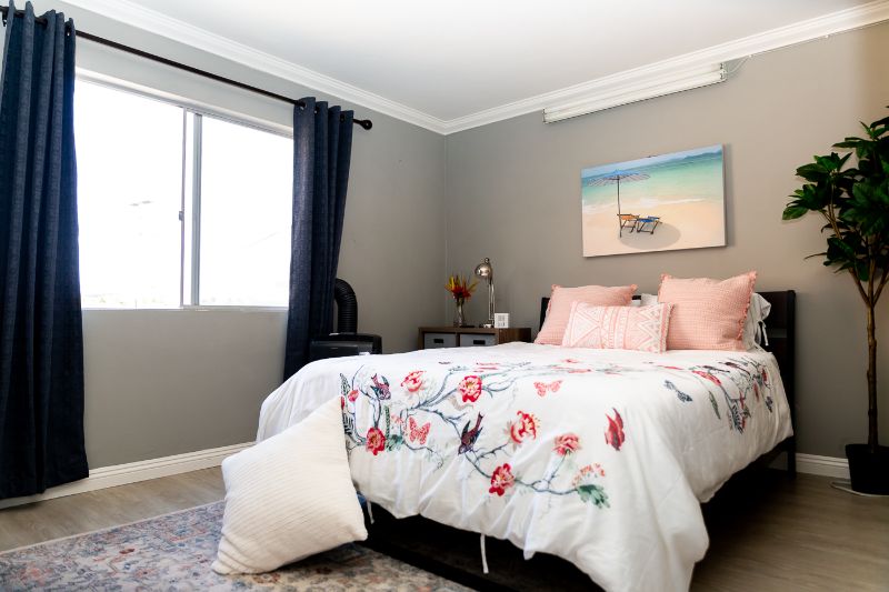 Updated and fully furnished 2 bed 2 bath in heart of Pacific Beach. - Photo 2