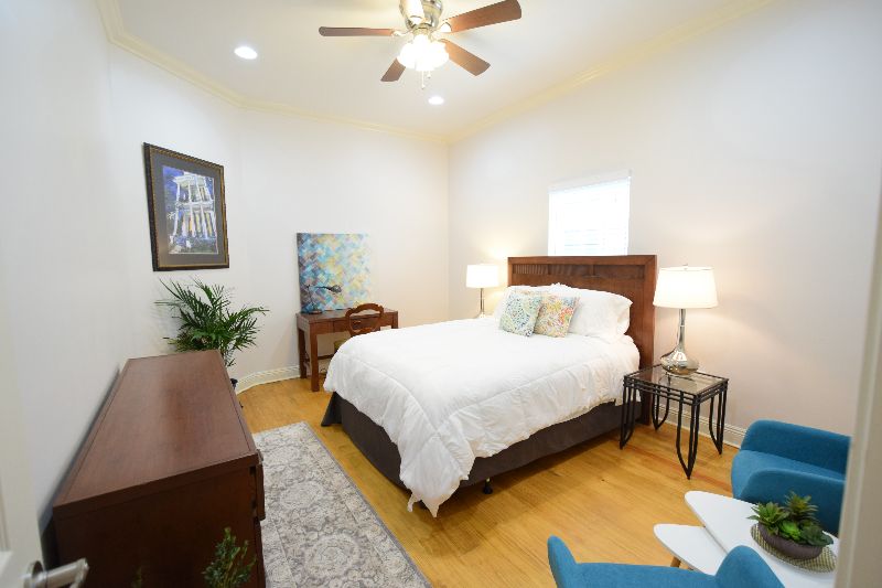 Charming  Safe Boho Cottage Near City Park - Photo 10