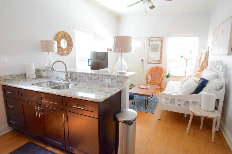 Charming  Safe Boho Cottage Near City Park - Photo 7