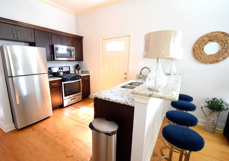 Charming  Safe Boho Cottage Near City Park - Photo 4