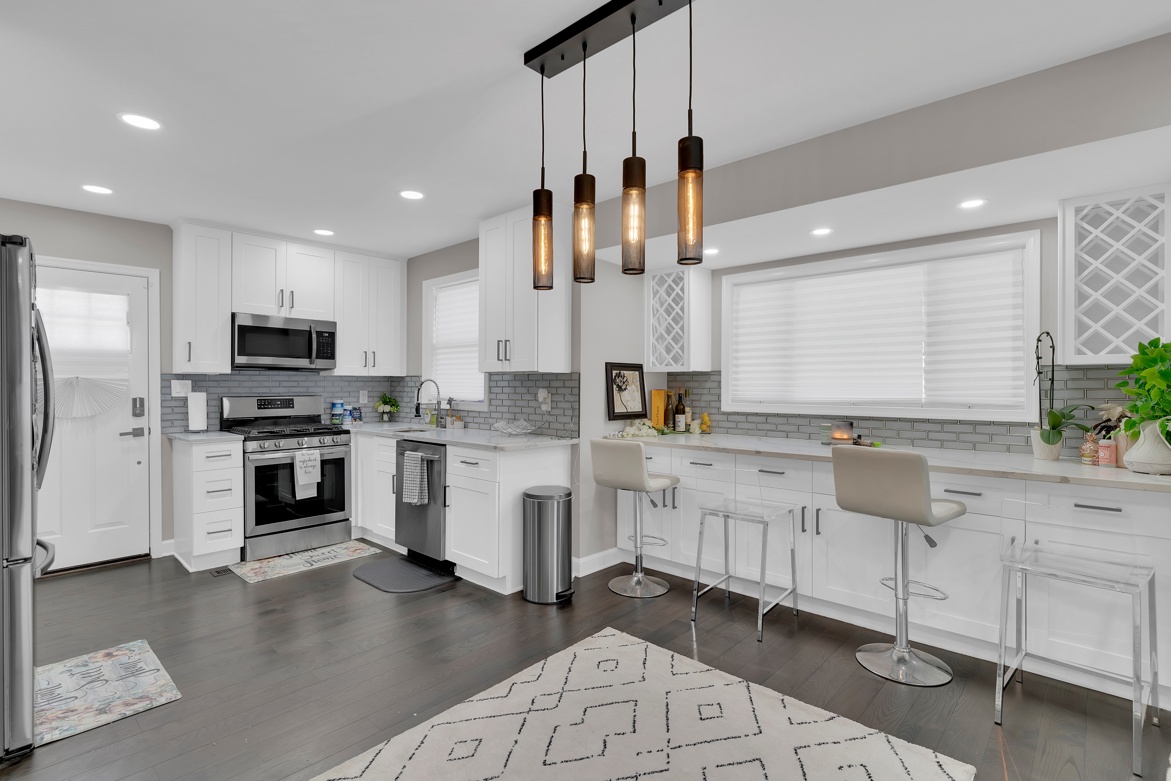 Absolutely Beautiful 3.5 BDRM/2.5BA Newly Renovated DC Home: Long Stays +Parking + Metro - Photo 2