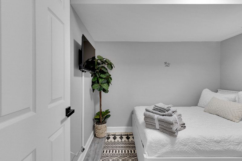 Absolutely Beautiful 3.5 BDRM/2.5BA Newly Renovated DC Home: Long Stays +Parking + Metro - Photo 3