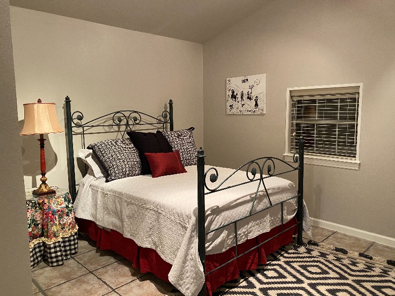 Secure Cottage close to UTHealth Science Center and Medical Hospitals and Facilities - Photo 12