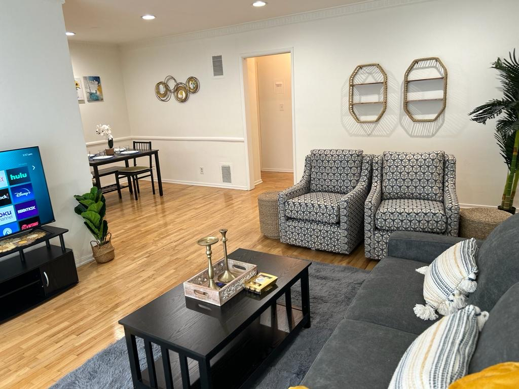 Newly Renovated Furnished 1BR Near Cedars-Sinai | Walk to Work, All-Inclusive - Photo 1