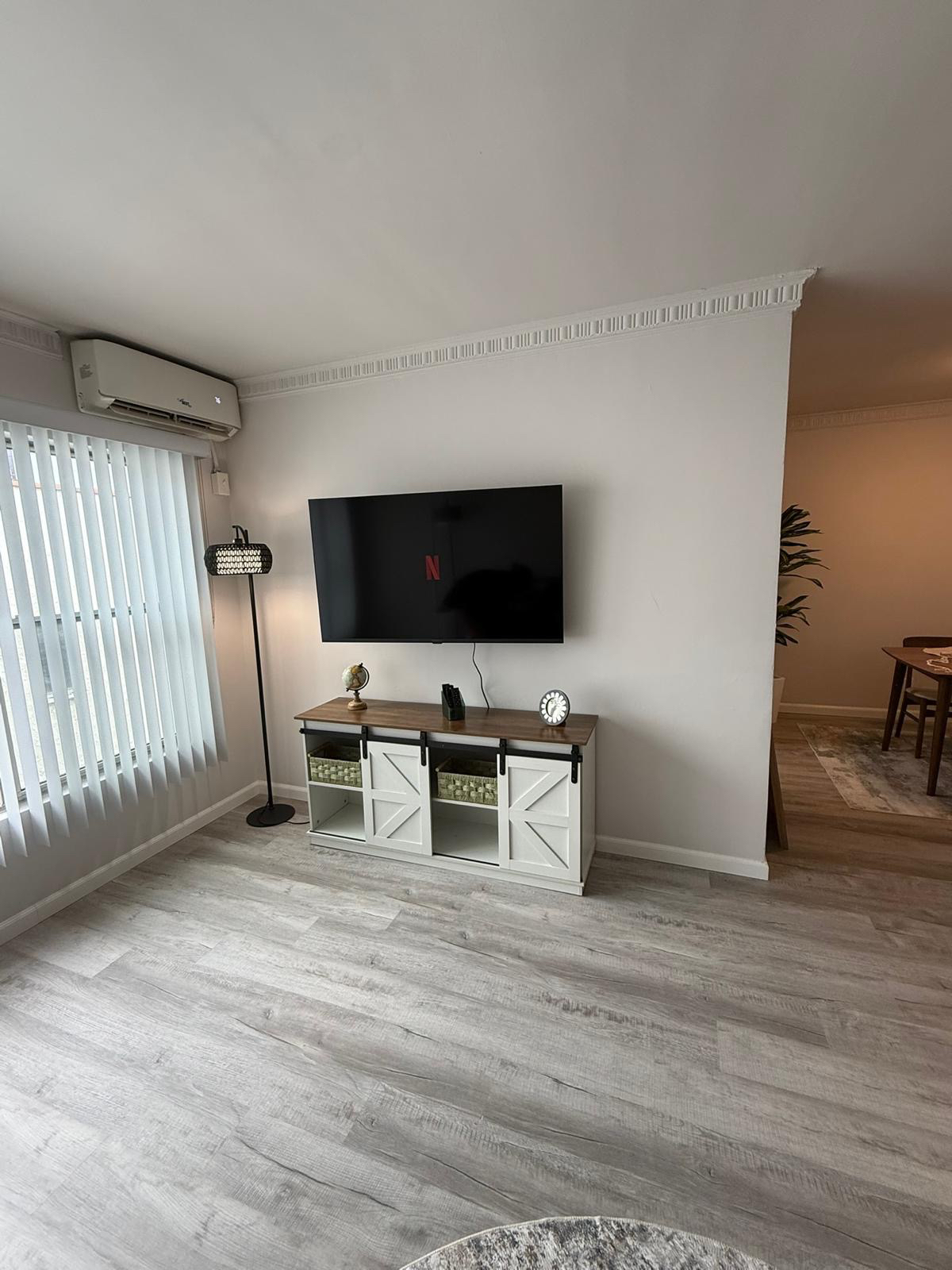 Newly Renovated Furnished 1BR Near Cedars-Sinai | Walk to Work, All-Inclusive - Photo 1