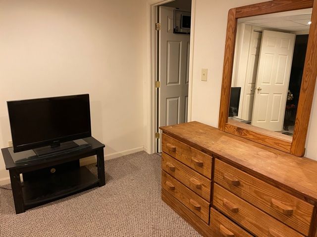 Quiet Private Basement Apartment - Photo 9