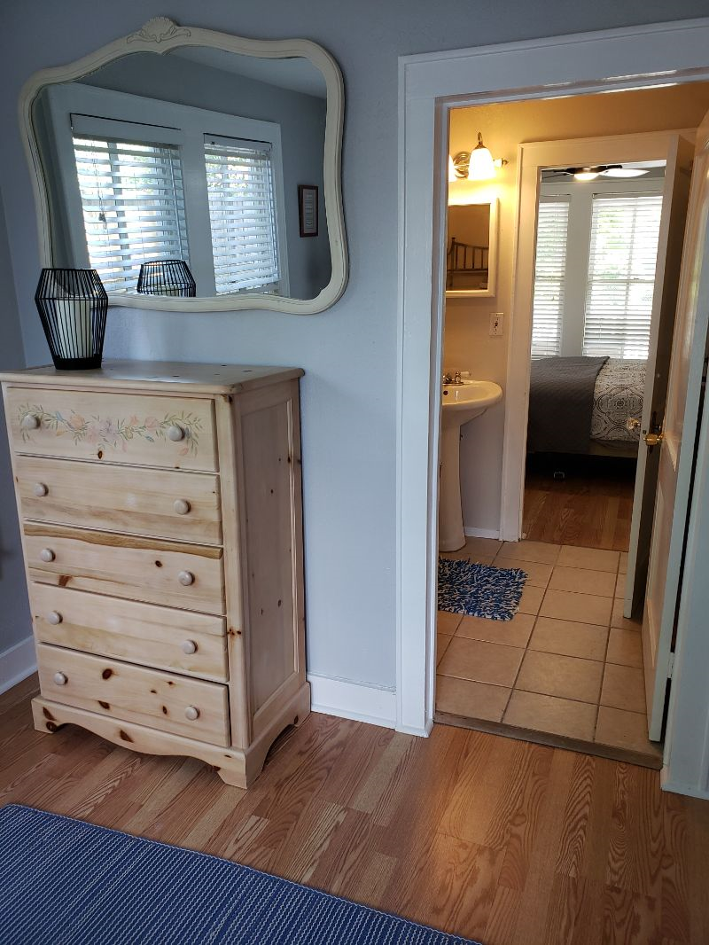 Charming  Close 2 Bed 1 Bath - Photo 8