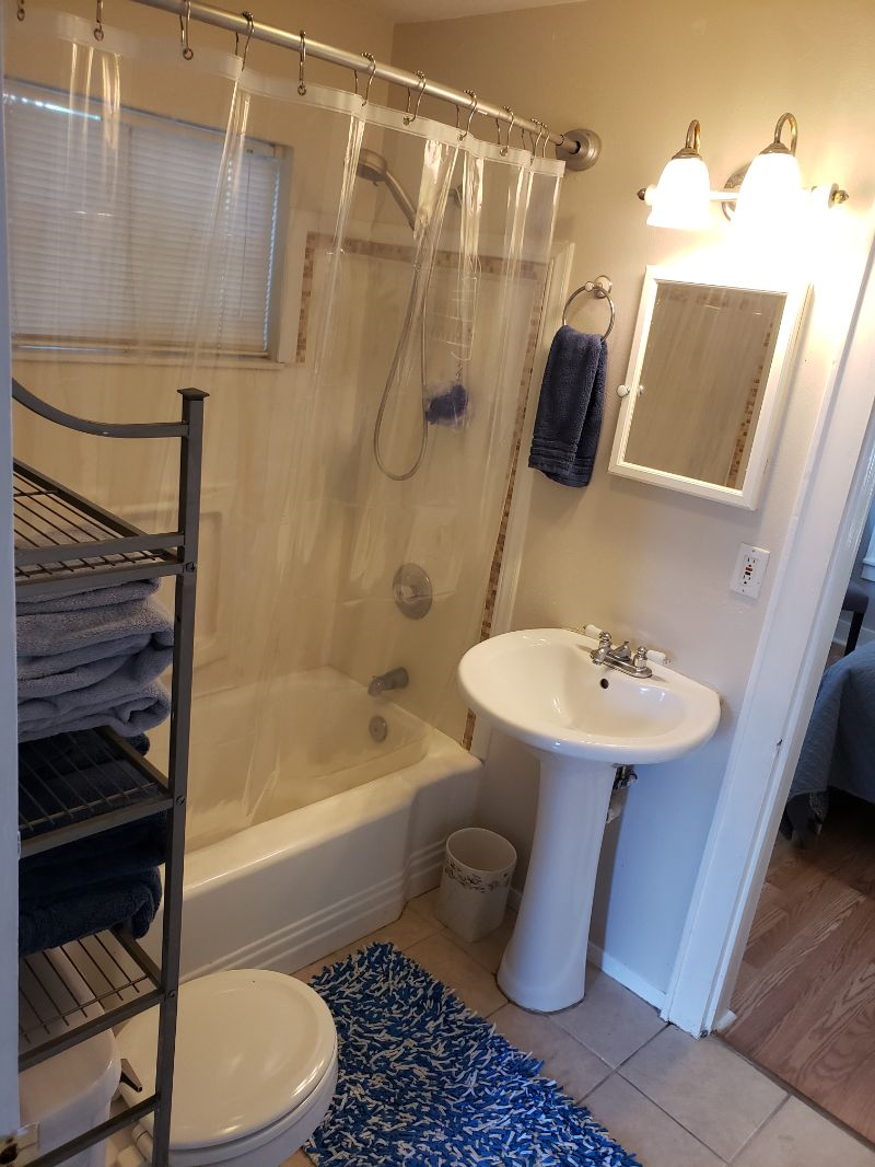 Charming  Close 2 Bed 1 Bath - Photo 7