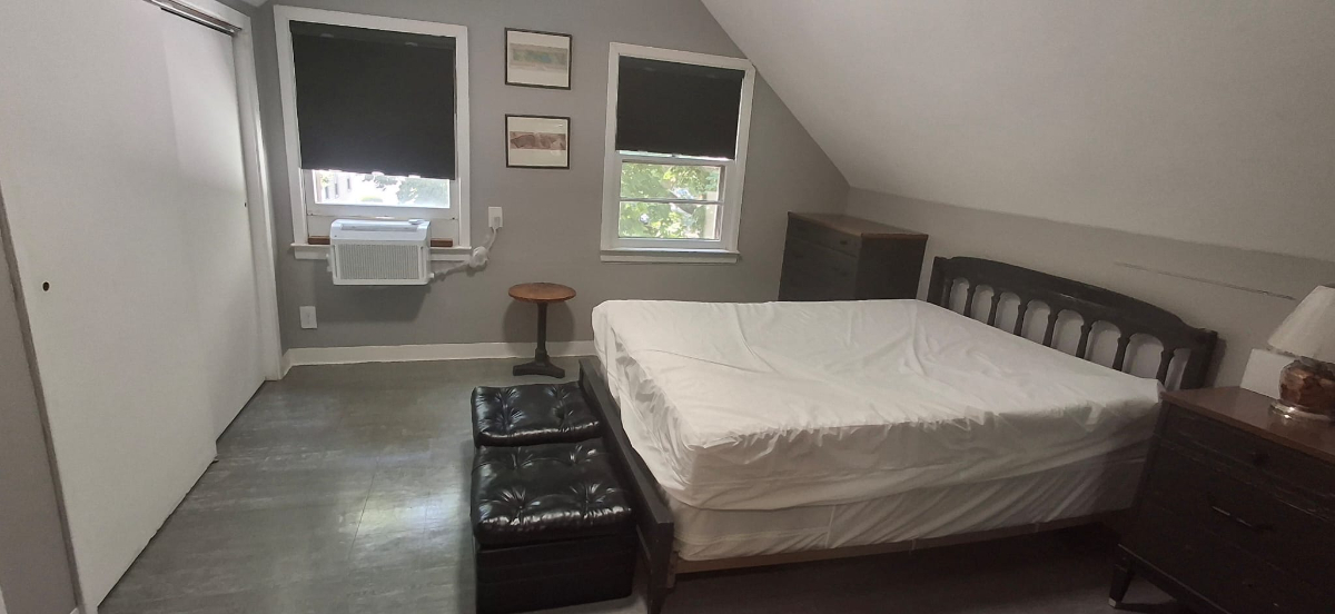 2nd Floor Apartment (private entrance/ 1br, full bath,kitchenette, lounge) - Photo 7