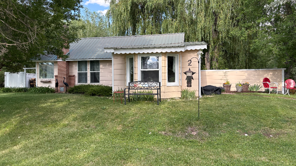 Quiet house just out of town - Photo 9
