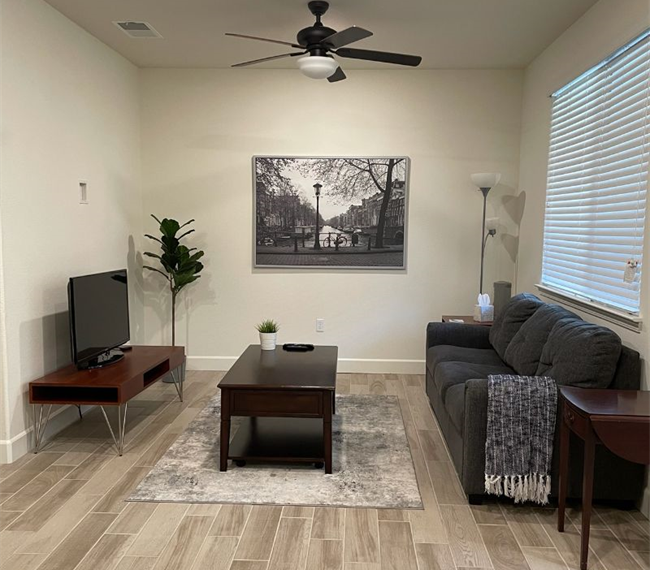 1 Bedroom Furnished Apartment in Sacramento - Photo 2