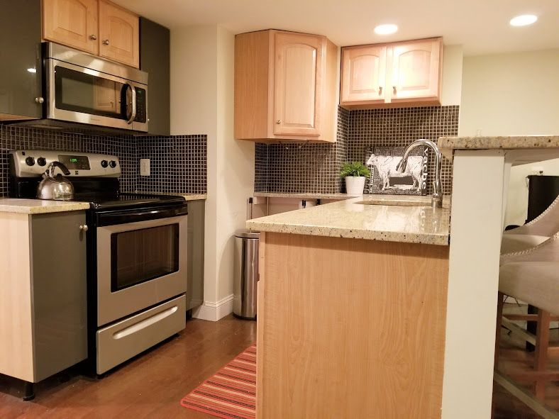 Quaint 2 Bedroom 1 1/2 Bath English Basement - Photo 10