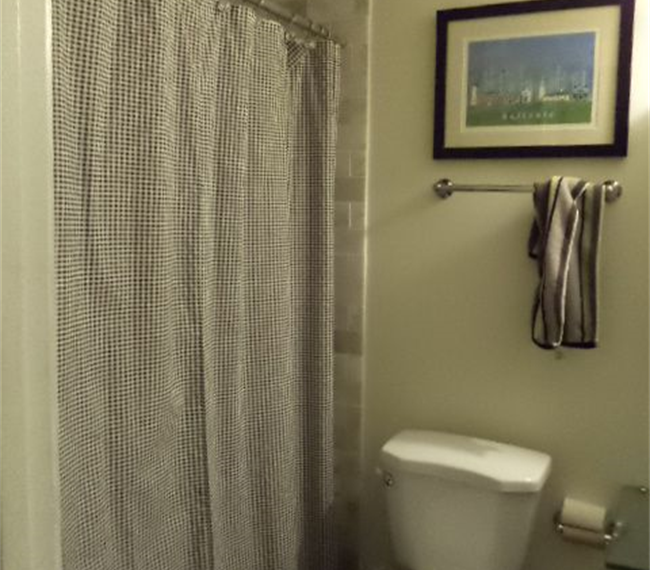 Quaint 2 Bedroom 1 1/2 Bath English Basement - Photo 6