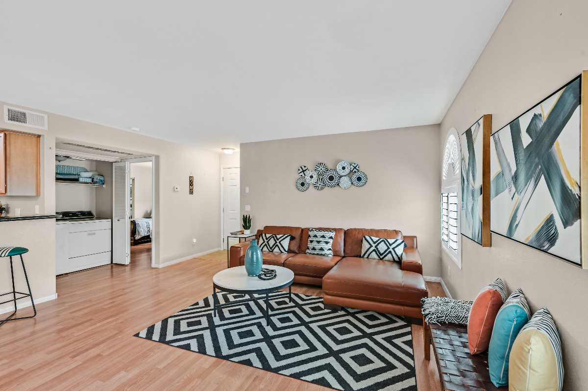 Beautiful 2 Bedroom 2 bath Condo - Photo 2
