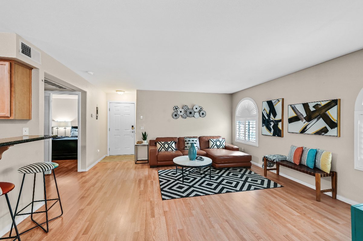 Beautiful 2 Bedroom 2 bath Condo - Photo 3