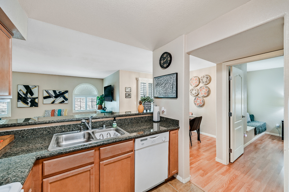 Beautiful 2 Bedroom 2 bath Condo - Photo 9