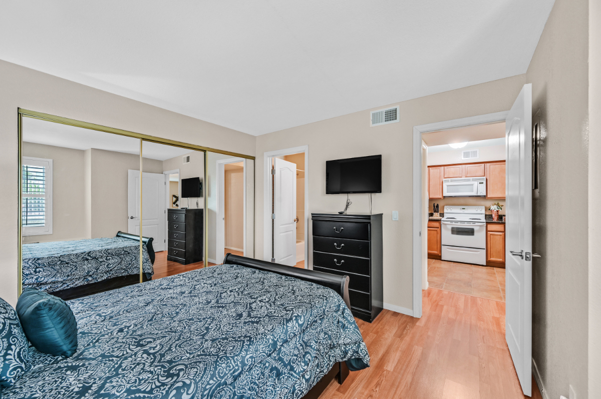 Beautiful 2 Bedroom 2 bath Condo - Photo 12