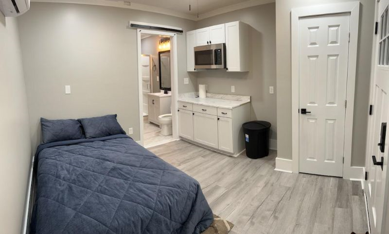 Private Master Suite w Bathroom & Kitchenette